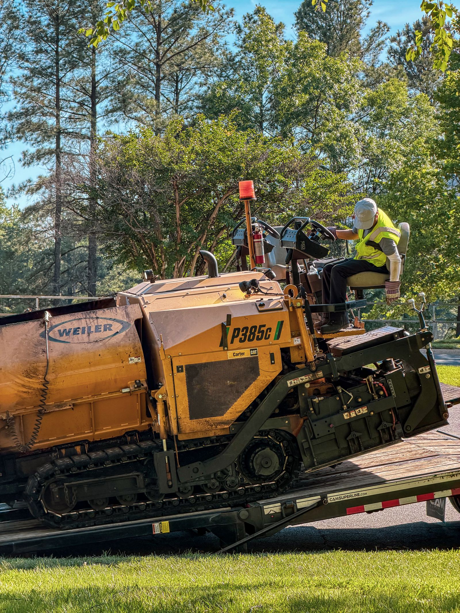Asphalt paver machine with operator